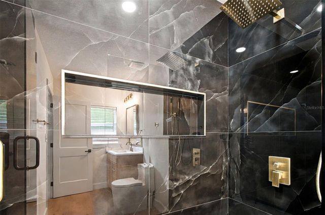 8725 THORNWOOD LANE, Tampa, FL 33615