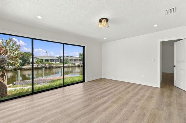 8725 THORNWOOD LANE, Tampa, FL 33615