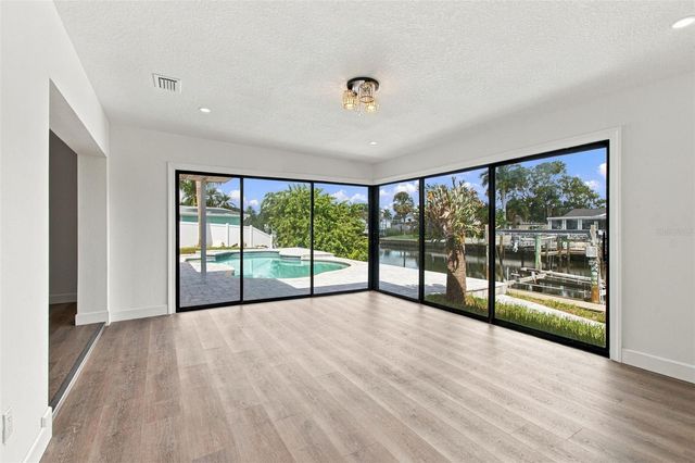 8725 THORNWOOD LANE, Tampa, FL 33615