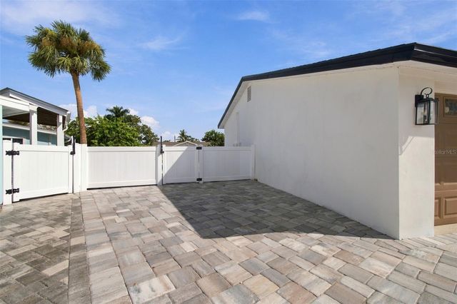 8725 THORNWOOD LANE, Tampa, FL 33615