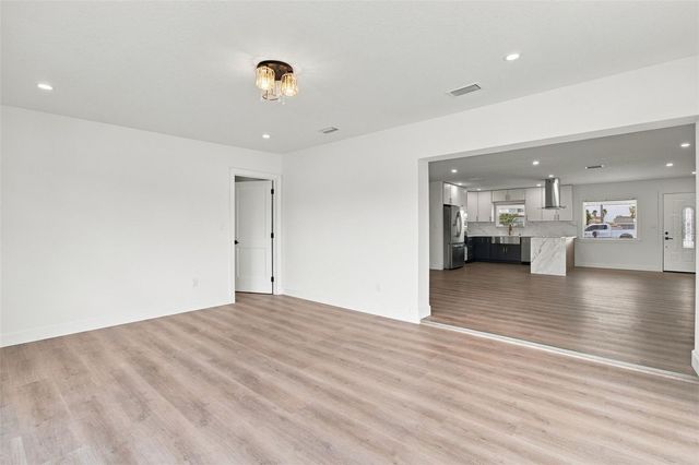 8725 THORNWOOD LANE, Tampa, FL 33615