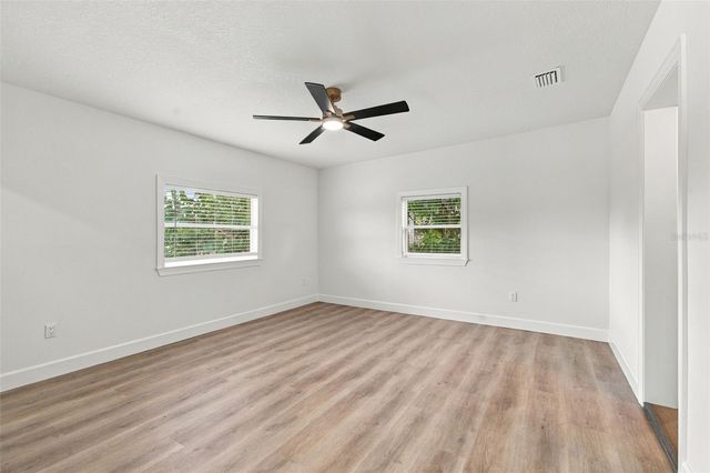 8725 THORNWOOD LANE, Tampa, FL 33615