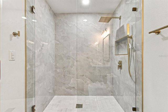8725 THORNWOOD LANE, Tampa, FL 33615