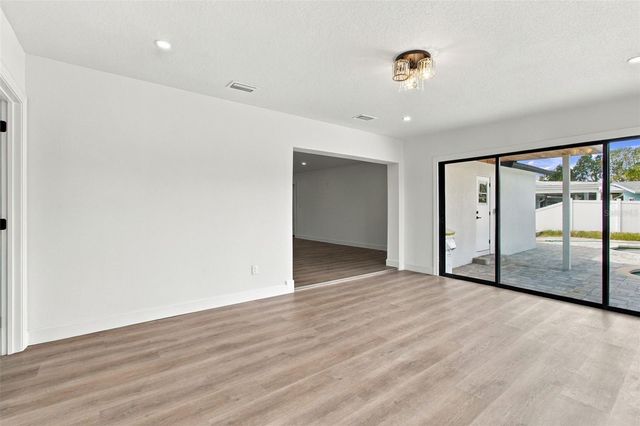 8725 THORNWOOD LANE, Tampa, FL 33615