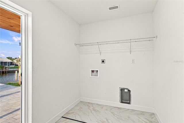 8725 THORNWOOD LANE, Tampa, FL 33615