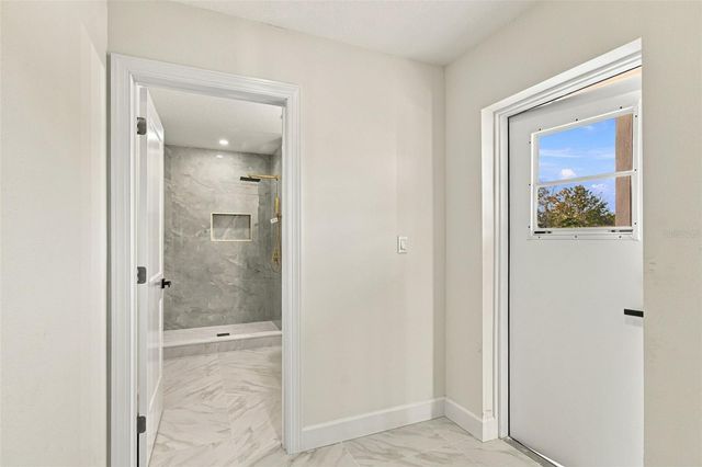 8725 THORNWOOD LANE, Tampa, FL 33615