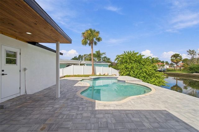 8725 THORNWOOD LANE, Tampa, FL 33615