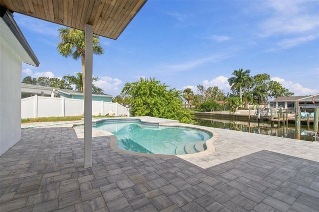 8725 THORNWOOD LANE, Tampa, FL 33615