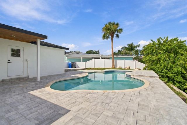 8725 THORNWOOD LANE, Tampa, FL 33615