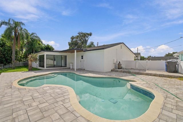 8725 THORNWOOD LANE, Tampa, FL 33615