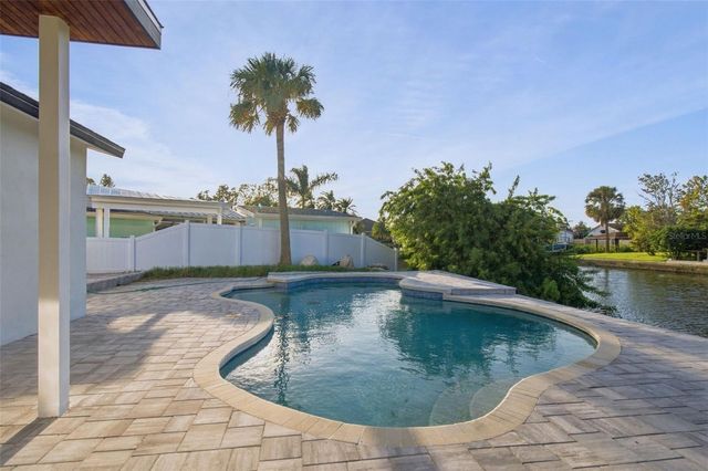 8725 THORNWOOD LANE, Tampa, FL 33615