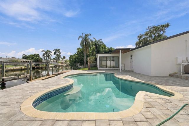 8725 THORNWOOD LANE, Tampa, FL 33615