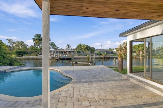 8725 THORNWOOD LANE, Tampa, FL 33615