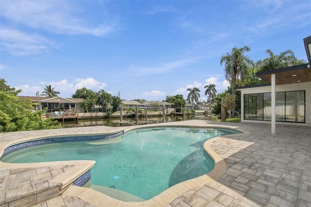 8725 THORNWOOD LANE, Tampa, FL 33615