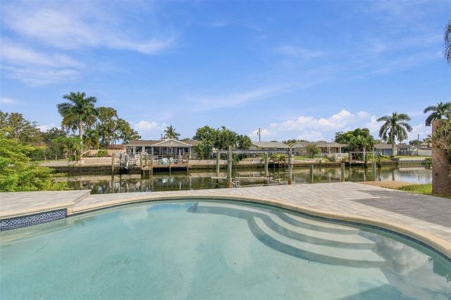 8725 THORNWOOD LANE, Tampa, FL 33615