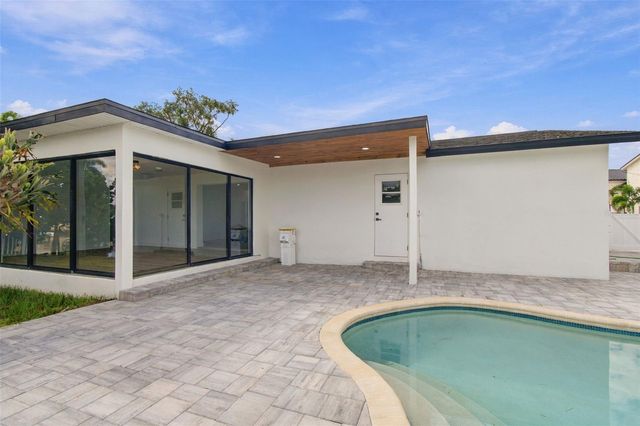 8725 THORNWOOD LANE, Tampa, FL 33615
