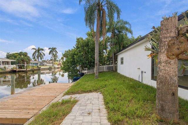 8725 THORNWOOD LANE, Tampa, FL 33615