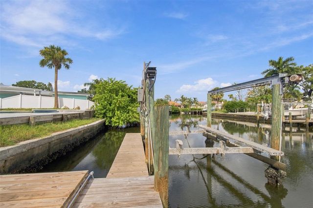 8725 THORNWOOD LANE, Tampa, FL 33615