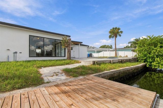 8725 THORNWOOD LANE, Tampa, FL 33615