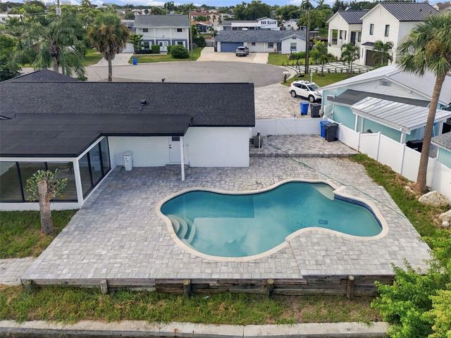 8725 THORNWOOD LANE, Tampa, FL 33615