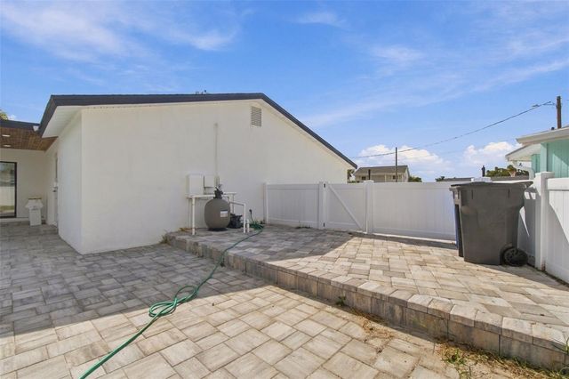 8725 THORNWOOD LANE, Tampa, FL 33615