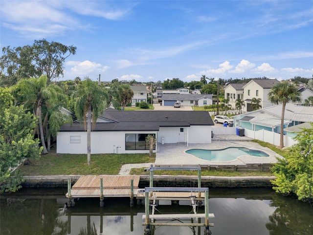8725 THORNWOOD LANE, Tampa, FL 33615