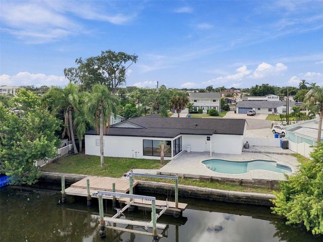 8725 THORNWOOD LANE, Tampa, FL 33615