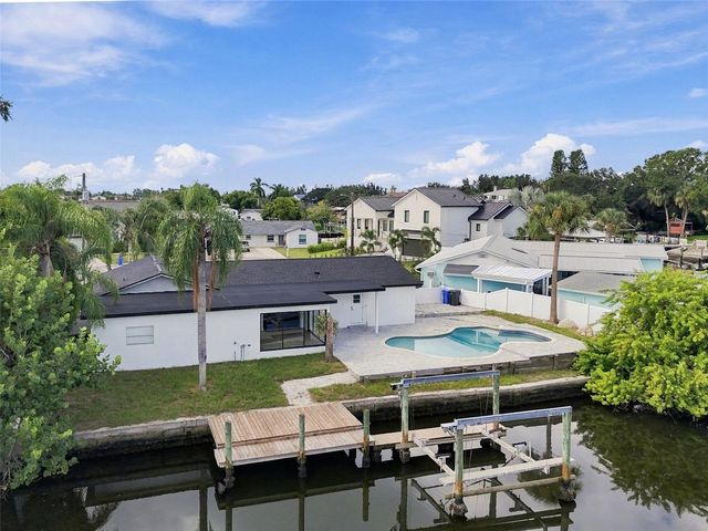8725 THORNWOOD LANE, Tampa, FL 33615
