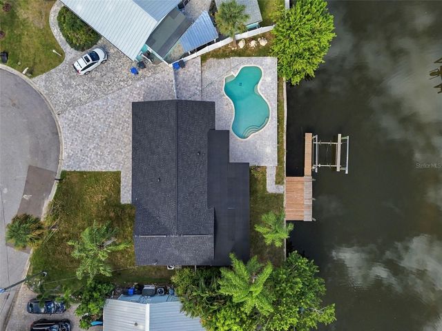 8725 THORNWOOD LANE, Tampa, FL 33615