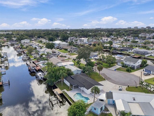 8725 THORNWOOD LANE, Tampa, FL 33615