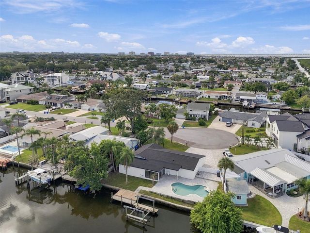 8725 THORNWOOD LANE, Tampa, FL 33615