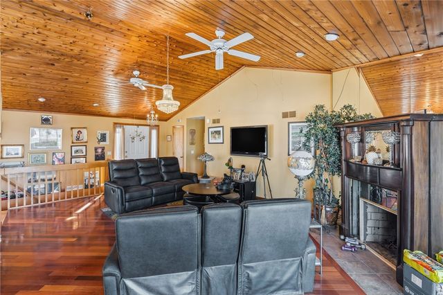 585 Meadow View Avenue, Warwick, RI 02889