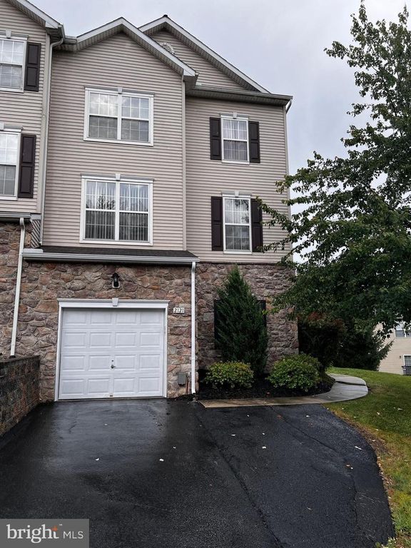 2121 MAPLE CREST BLVD #2121, York, PA 17406