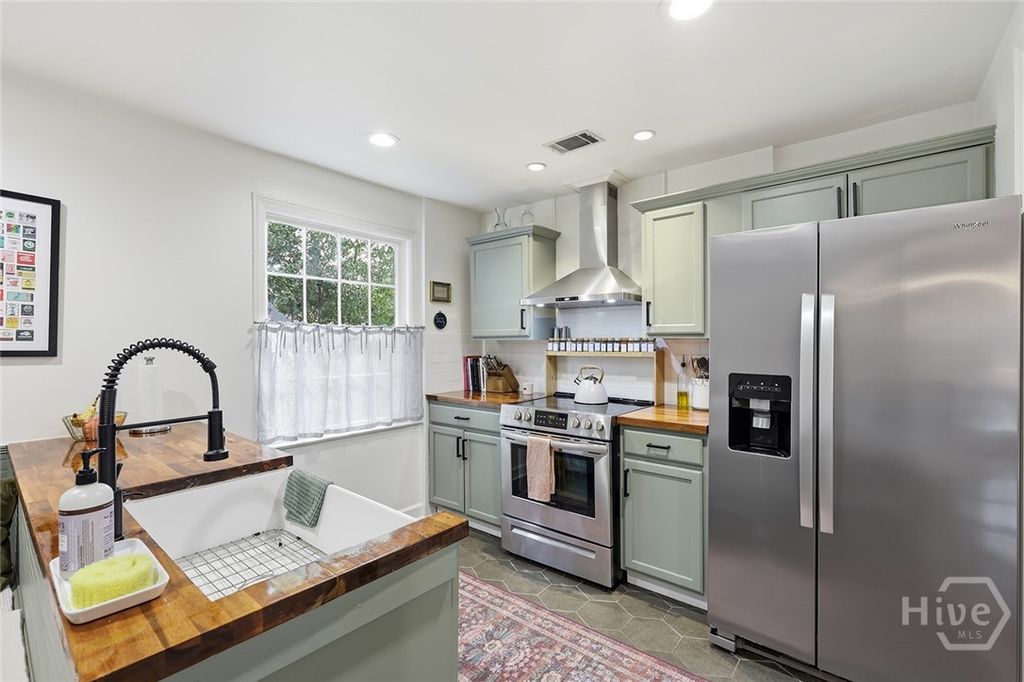 Image 21 of property listing at 1501 E 55th Street, Savannah, GA 31404