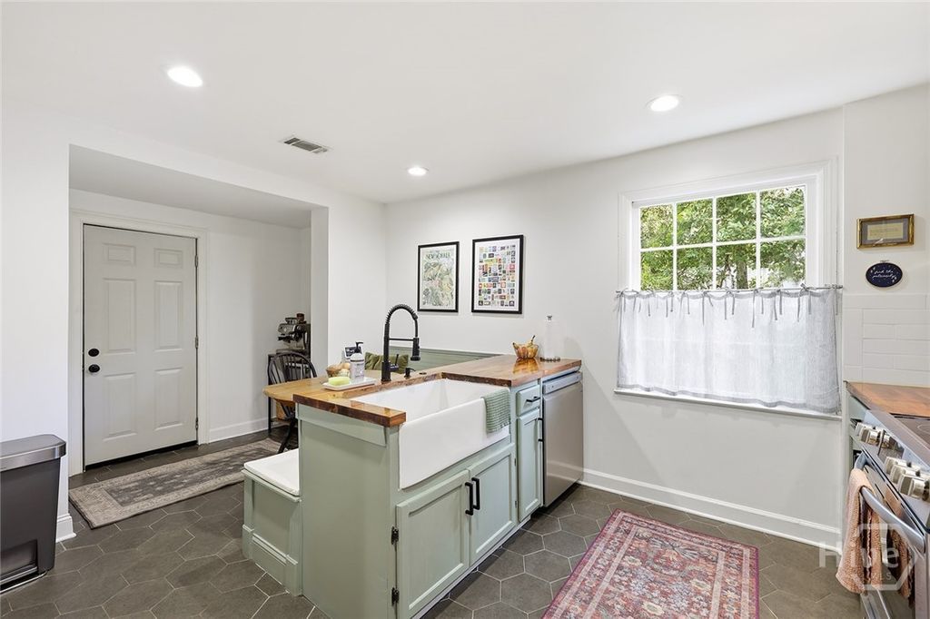 Image 22 of property listing at 1501 E 55th Street, Savannah, GA 31404