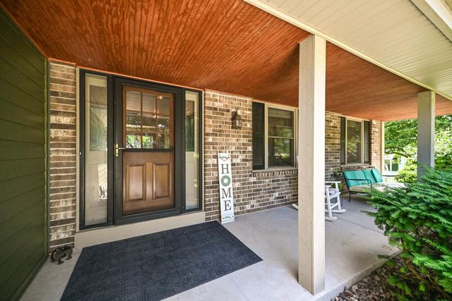 11115 W Drake LANE, Franklin, WI 53132