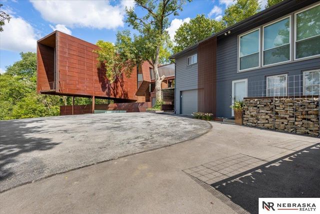 5550 McKinley Street, Omaha, NE 68152