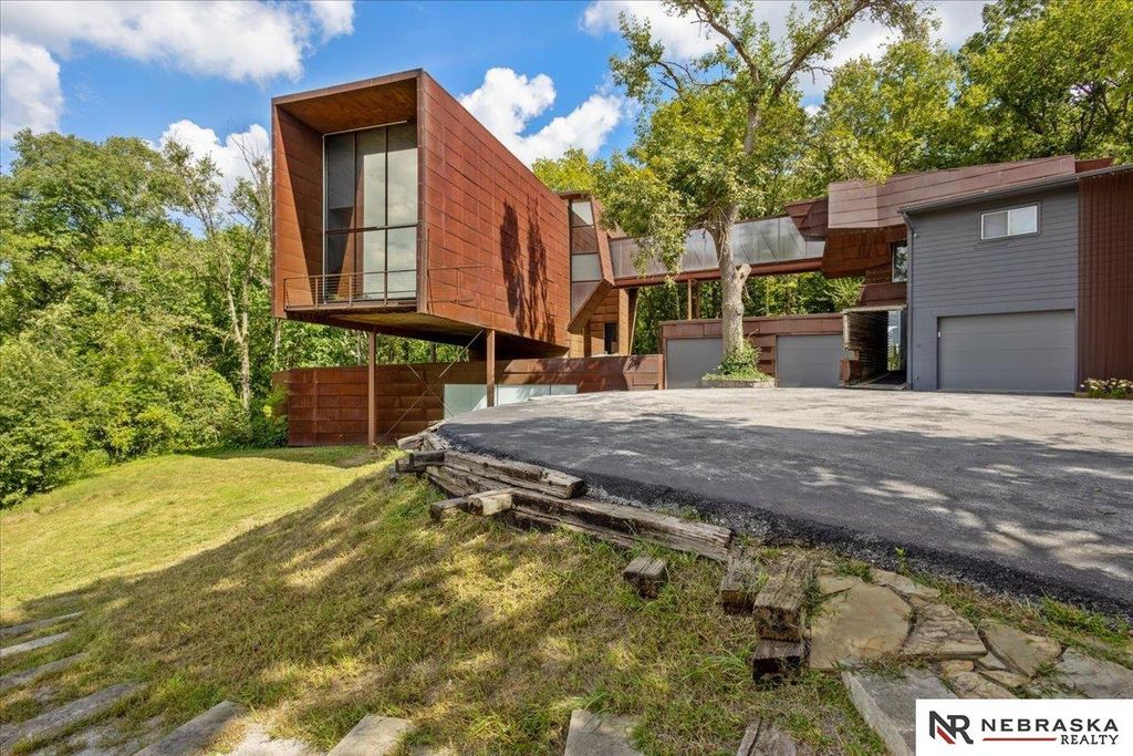5550 McKinley Street, Omaha, NE 68152