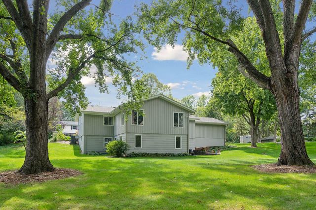 15760 Tonkawood Drive, Minnetonka, MN 55345