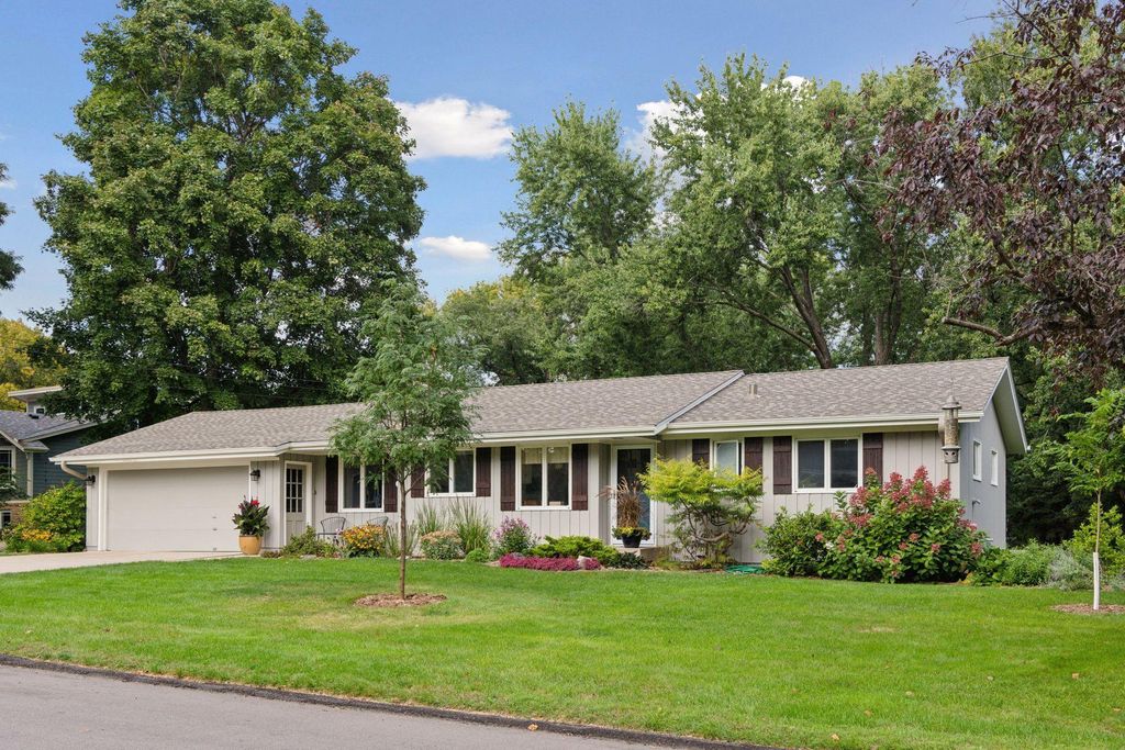 15760 Tonkawood Drive, Minnetonka, MN 55345