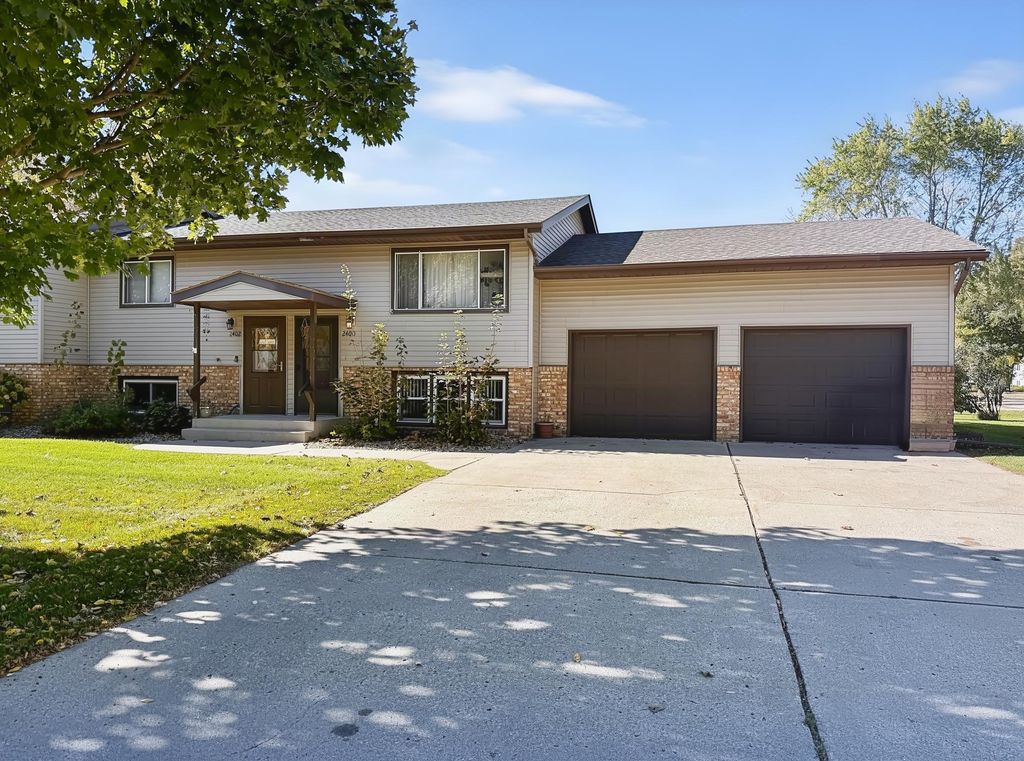 2402 Kenwood Drive SW, Willmar, MN 56201 — exterior