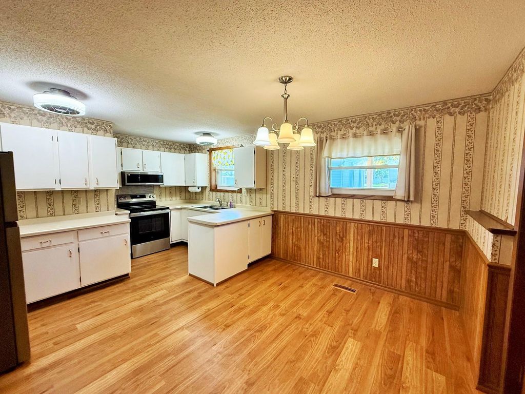 2402 Kenwood Drive SW, Willmar, MN 56201 — photo 5