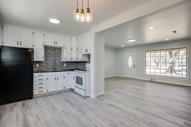 2038 S Poplar St, Wichita, KS 67211