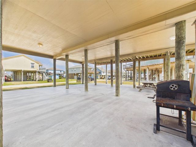 905 Meynig Drive, Crystal Beach, TX 77650