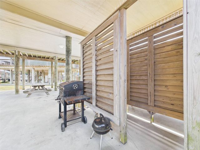 905 Meynig Drive, Crystal Beach, TX 77650