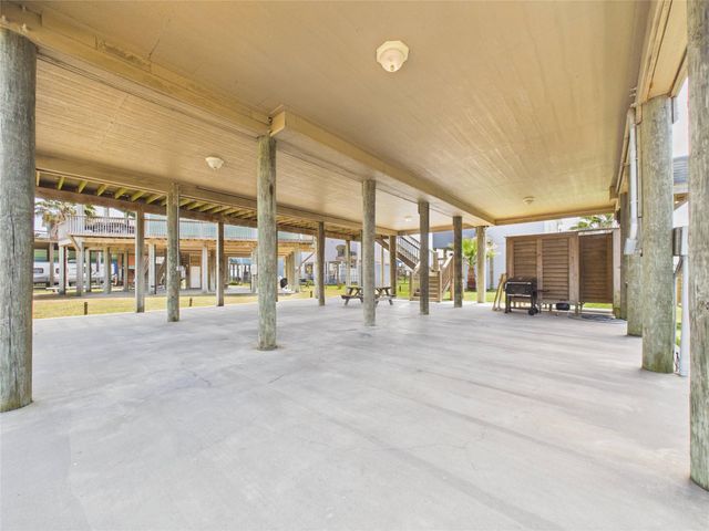 905 Meynig Drive, Crystal Beach, TX 77650
