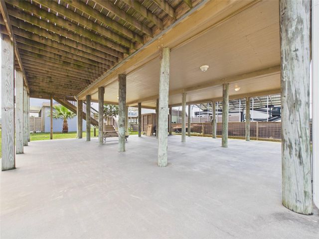 905 Meynig Drive, Crystal Beach, TX 77650