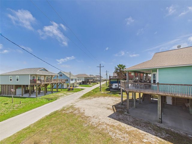 905 Meynig Drive, Crystal Beach, TX 77650