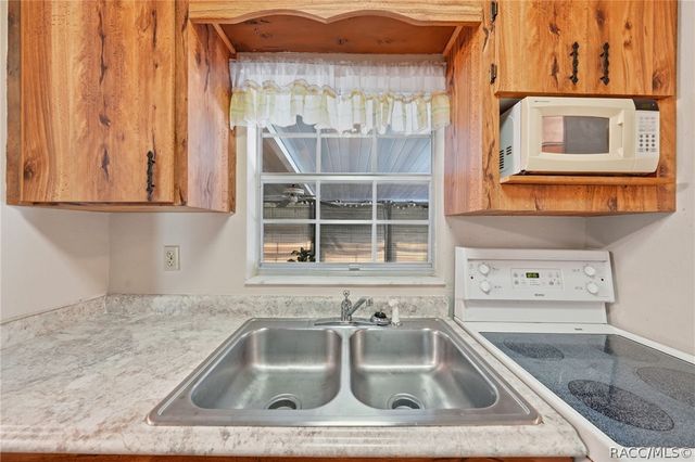 2360 W Eric Drive, Citrus Springs, FL 34434