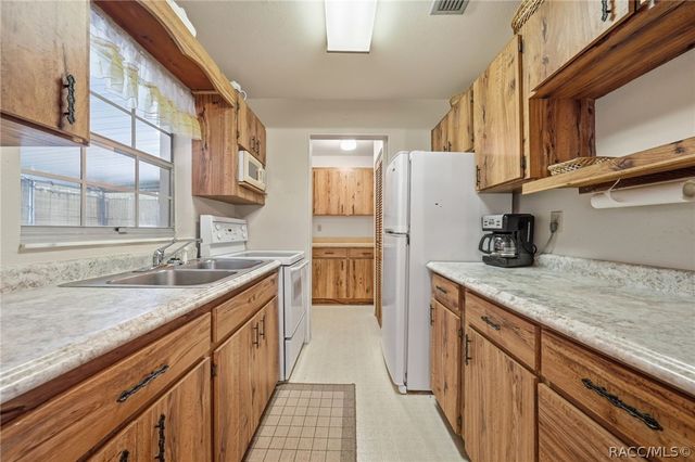 2360 W Eric Drive, Citrus Springs, FL 34434